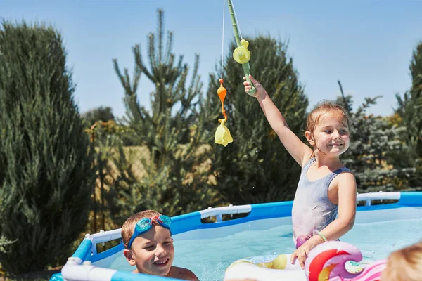 Niños Jugando Una Piscina Con Caña Pescar Juguete Jardín Casa — Foto de Stock