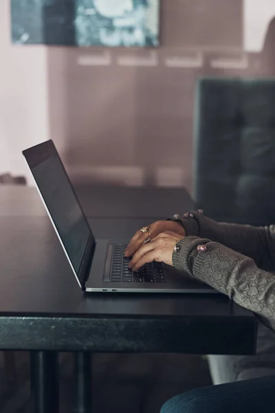 Dizüstü Bilgisayarıyla Uzaktan Çalışan Bir Kadın Bir Kafedeki Masada Oturan — Stok fotoğraf