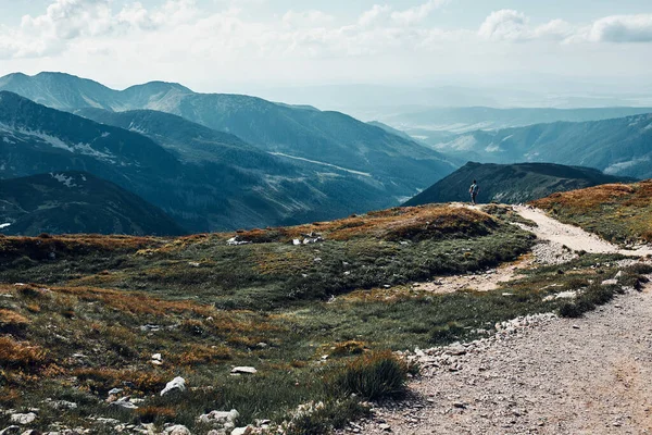 Jonge Man Met Rugzak Wandelen Een Bergen Actief Door Brengen — Stockfoto