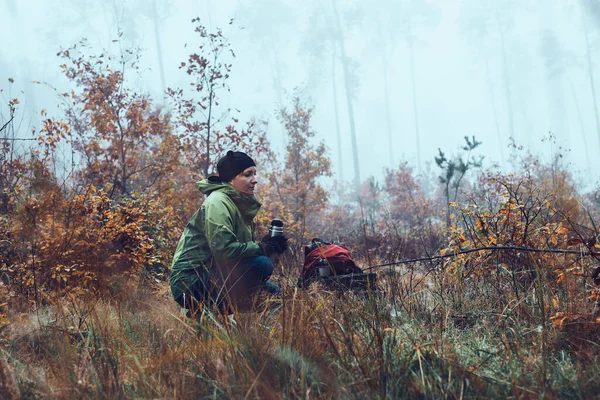 Femme Avec Sac Dos Faisant Une Pause Pendant Voyage Automne — Photo