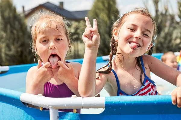 Chicas Felices Haciendo Gesto Signo Cara Tonta Shwoing Jugando Una — Foto de Stock