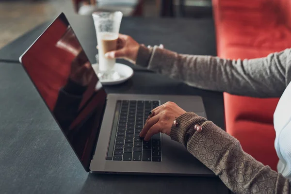 Dizüstü Bilgisayarıyla Uzaktan Çalışan Bir Kadın Bir Kafedeki Masada Oturan — Stok fotoğraf