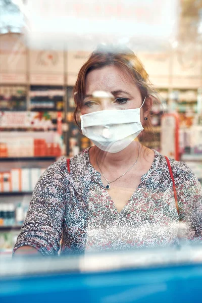 Mulher Fazendo Compras Farmácia Comprando Medicamentos Usando Máscara Facial Para — Fotografia de Stock