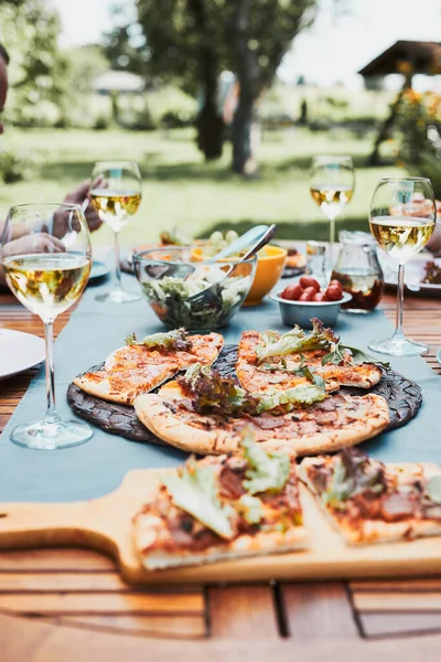 Cena Jardín Casero Pizza Ensaladas Frutas Vino Blanco Una Mesa — Foto de Stock