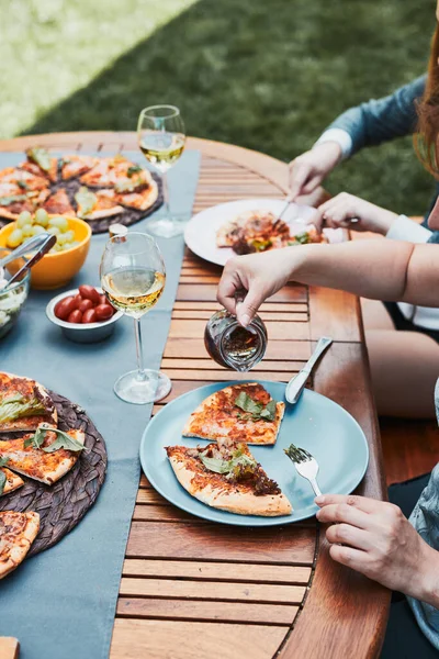Family Friends Having Meal Pizza Salads Fruits Drinking White Wine — Stock Photo, Image