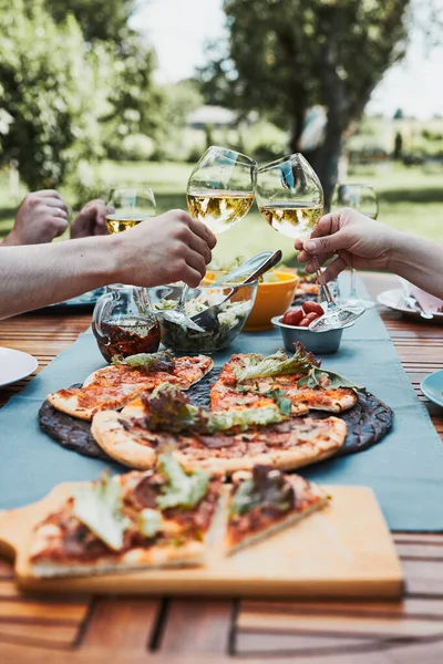 Amigos Haciendo Tostadas Durante Picnic Verano Cena Aire Libre Jardín — Foto de Stock