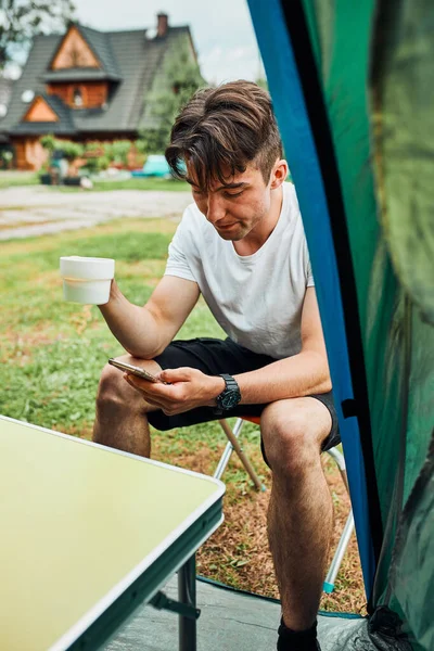 Молодой Человек Пьет Кофе Сидя Утром Перед Палаткой Мбаппе Наслаждается — стоковое фото