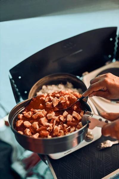 Primer Plano Manos Femeninas Poniendo Plato Con Salsa Tomate Mujer — Foto de Stock