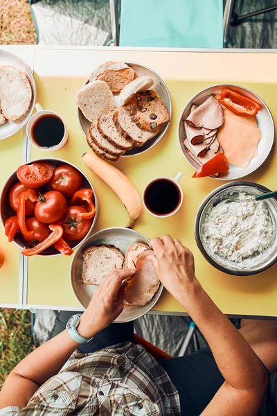 Desayuno Preparado Durante Las Vacaciones Verano Camping Pan Requesón Carne — Foto de Stock