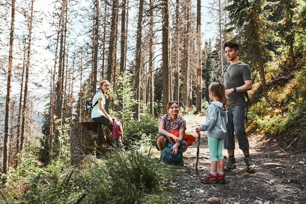 Gezin Met Rugzakken Wandelen Een Bergen Actief Doorbrengen Zomervakantie Samen — Stockfoto