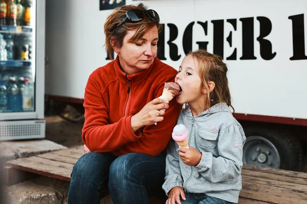 Madre Hija Comiendo Helado Sentado Escalón Frente Camión Comida Durante —  Fotos de Stock