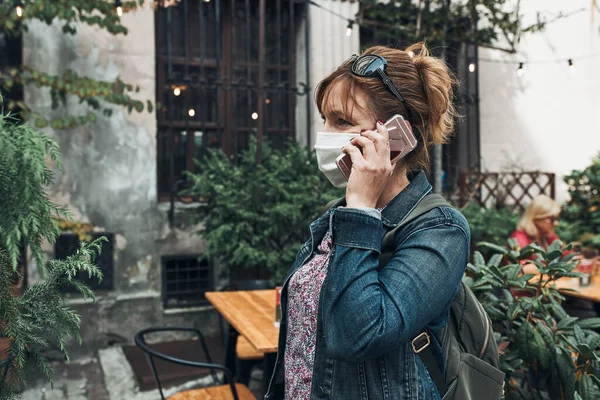 Jovem Falar Telefone Numa Rua Centro Cidade Mulher Está Usando — Fotografia de Stock