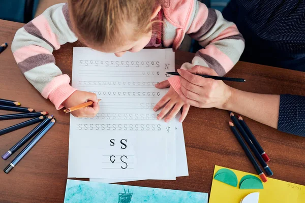 Kleine Vorschulmädchen Lernen Mit Hilfe Ihrer Mutter Briefe Schreiben Kind — Stockfoto