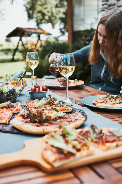 Family Friends Having Meal Pizza Salads Fruits Drinking White Wine — Stock Photo, Image