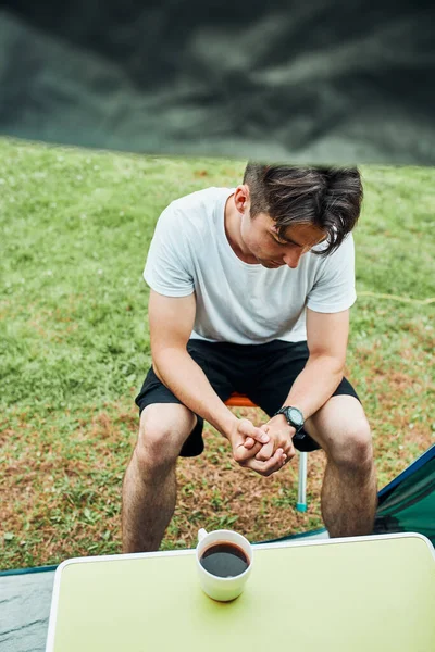 Mladý Muž Který Pije Kávu Sedí Ráno Před Stanem Teenager — Stock fotografie