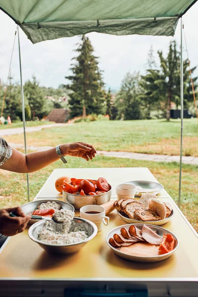 Desayuno Preparado Durante Las Vacaciones Verano Camping Pan Requesón Carne — Foto de Stock