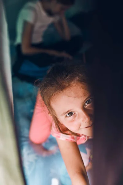 Duas Meninas Irmãs Passar Tempo Família Uma Tenda Acampamento Crianças — Fotografia de Stock