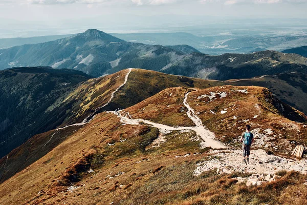 Jeune Homme Avec Sac Dos Randonnée Dans Une Montagne Passer — Photo