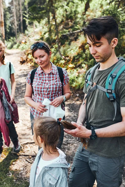 Sırt Çantalı Bir Aile Dağlarda Yürüyüş Yapıyor Yaz Tatilini Birlikte — Stok fotoğraf