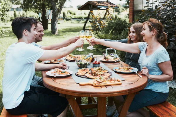 Amigos Haciendo Tostadas Durante Picnic Verano Cena Aire Libre Jardín — Foto de Stock