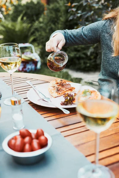 Familia Amigos Comiendo Pizza Ensaladas Frutas Beber Vino Blanco Durante — Foto de Stock