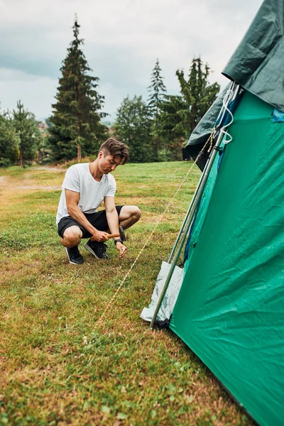 Молодой Человек Ставит Палатку Кемпинг Время Летних Каникул Подросток Кладет — стоковое фото