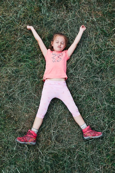 Menina Deitada Brincando Grama Desfrutando Dia Verão Criança Feliz Brincando — Fotografia de Stock