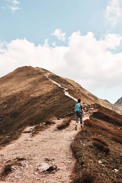 Jeune Homme Avec Sac Dos Randonnée Dans Une Montagne Passer — Photo