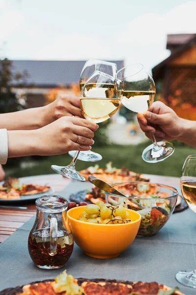 Amigos Haciendo Tostadas Durante Picnic Verano Cena Aire Libre Jardín — Foto de Stock