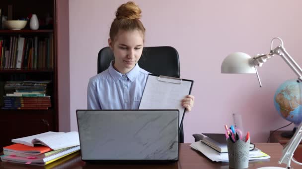 Estudiante Joven Aprendiendo Línea Mostrando Tareas Teniendo Clases Viendo Lecciones — Vídeos de Stock