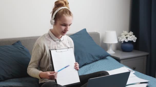 Jovem Estudante Mostrando Lição Casa Tendo Aulas Aprendendo Line Assistindo — Vídeo de Stock