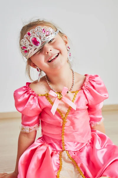 Menina Desfrutando Seu Papel Princesa Adorável Bonito Anos Idade Menina — Fotografia de Stock