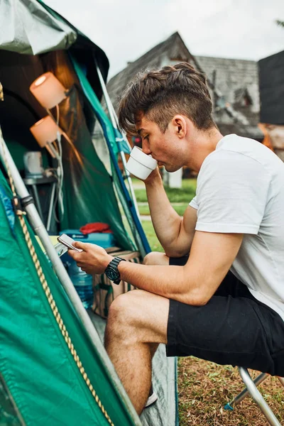 Mladý Muž Který Pije Kávu Sedí Ráno Před Stanem Teenager — Stock fotografie