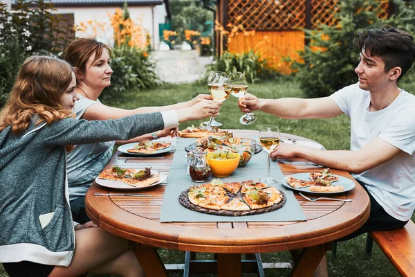 Amigos Haciendo Tostadas Durante Picnic Verano Cena Aire Libre Jardín — Foto de Stock