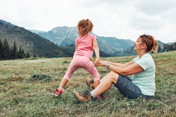 Niña Tendida Jugando Hierba Disfrutando Del Día Verano Niño Feliz — Foto de Stock