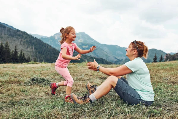 Niña Tendida Jugando Hierba Disfrutando Del Día Verano Niño Feliz — Foto de Stock