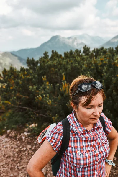 Vrouw Met Rugzak Wandelen Een Bergen Actief Door Brengen Zomervakantie — Stockfoto