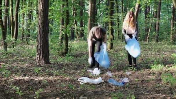 Vrijwilligers Ruimen Een Bos Vrijwilligers Plukken Plastic Afval Zakken Concept — Stockvideo