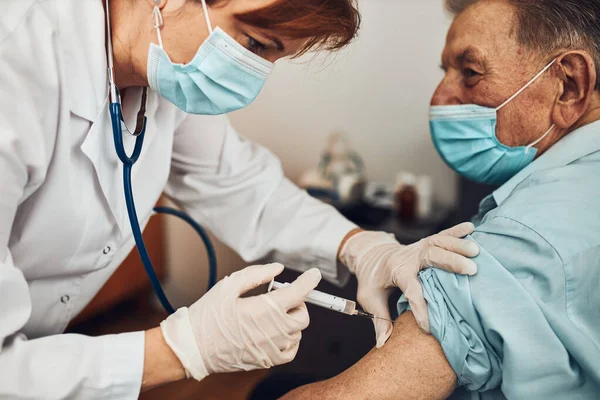 Doctor Holding Syringe Vaccine Making Injection Senior Patient Medical Mask — Stock Photo, Image
