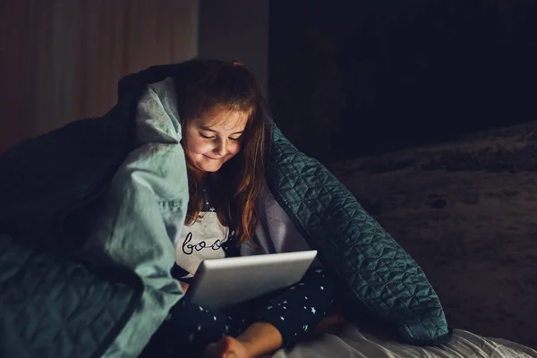 Niña Divirtiéndose Viendo Jugando Escuchando Historias Tableta Niño Divirtiéndose Antes — Foto de Stock