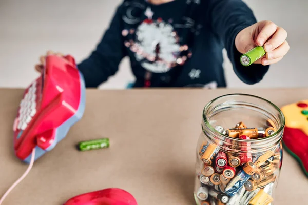 Liten Flicka Lägger Förbrukade Batterier Burk För Återvinning Barn Som — Stockfoto