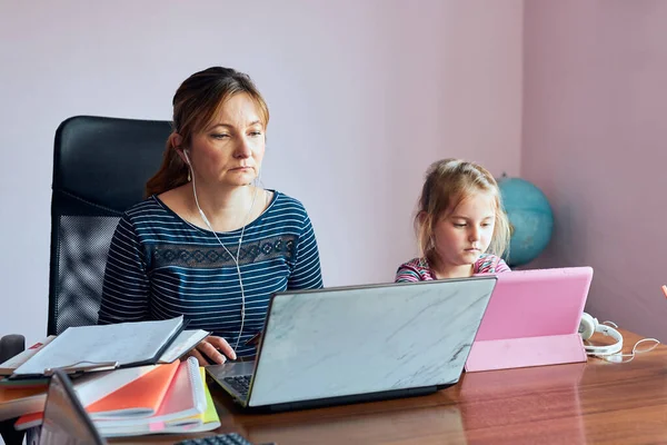 Kadın Anne Video Sohbet Sırasında Uzaktan Işini Yapıyor Nternetteki Internet — Stok fotoğraf