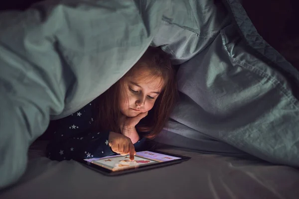 Meisje Met Plezier Kijken Spelen Luisteren Naar Verhalen Tablet Computer — Stockfoto