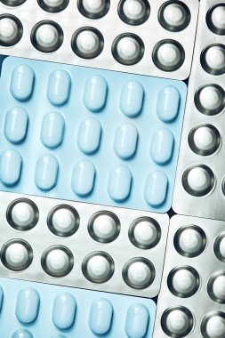 Haplar ve kapsül hapları sıra sıra dizilmiş kabarcık ambalajında. İlaçlar, tabletler, su toplayan haplar, ilaçlar. İlaç endüstrisi konsepti. Eczane eczanesi. Kopyalama alanı olan arkaplan