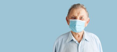 Yüz maskesi takan yaşlı ve yaşlı bir erkek hasta. Salgın sırasında koronavirüs covid-19 koruma maskesi takıyor.