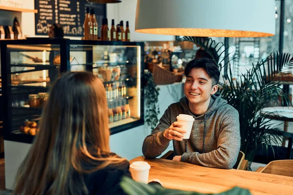 Przyjaciele Rozmawiają Piją Kawę Siedzą Kawiarni Młody Mężczyzna Kobieta Mając — Zdjęcie stockowe