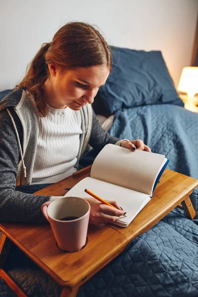 Estudiante Aprendiendo Casa Mujer Joven Tomando Notas Leyendo Aprendiendo Bloc —  Fotos de Stock