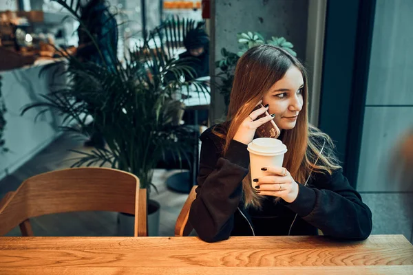 Młoda Kobieta Rozmawia Przez Telefon Kawiarni Przyjemny Telefon Odbiera Telefon — Zdjęcie stockowe