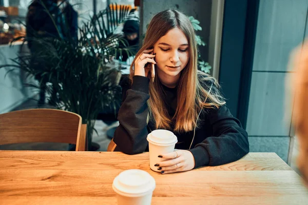 Genç Bir Kadın Kafede Telefonla Konuşuyor Hoş Bir Telefon Görüşmesi — Stok fotoğraf