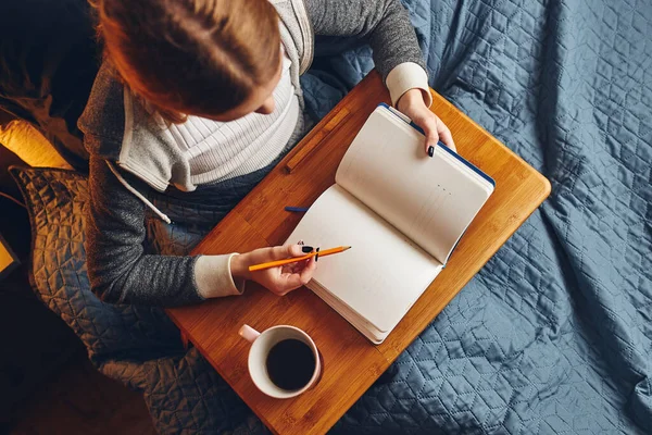 Student Učí Doma Mladá Žena Dělá Poznámky Čte Učí Notepadu — Stock fotografie